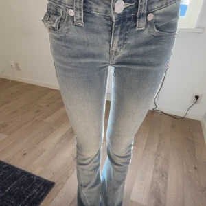 Ljusblå true religion jeans  - Super snygga ljusblå true religion jeans, helt nya utan prislapp! (Ja har sytt upp den men de går att lägga ner utan att de syns)