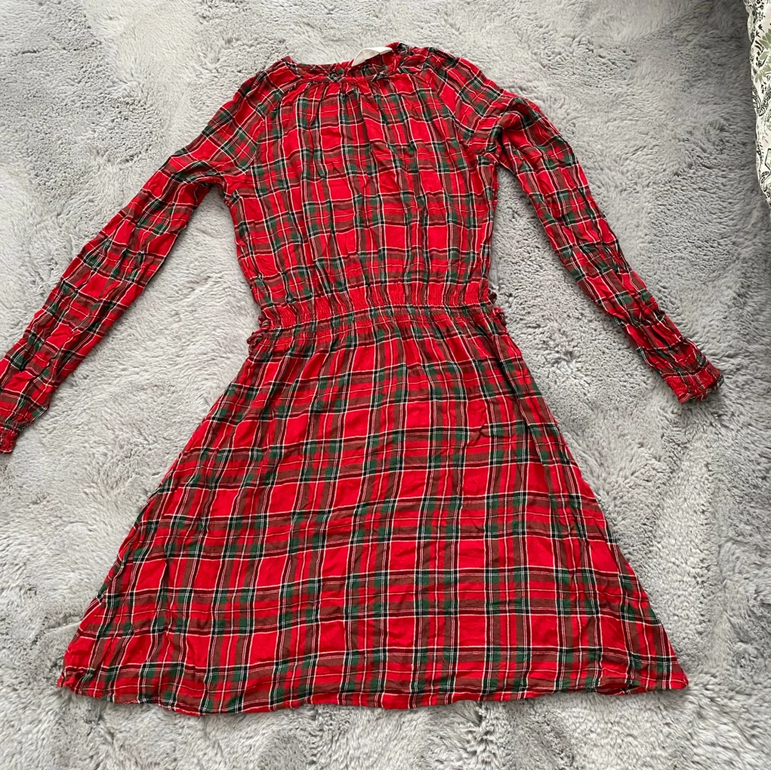 Röd rutig klänning