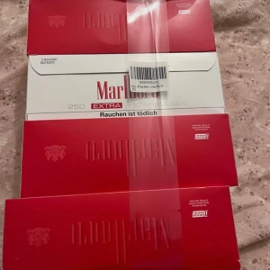 Marlboro Extra 250 Filterhülsen - Säljer en stor förpackning Marlboro Extra 250 Filterhülsen. Förpackningen är vit och röd med tydlig Marlboro-logga och varningstext på tyska. Perfekt för dig som vill fylla egna cigaretter med vad du vill, 250 styckna i varje box köp hur många du vill❤️
