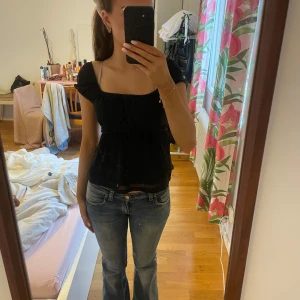 Svart topp med puffärmar och spetsdetaljer - Säljer en svart topp med korta puffärmar. Har tyvärr aldrig kommit till användning 