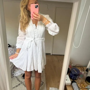 Vit klänning - Sååå fin vit klänning som är perfekt till student eller avslutning eller bara sommaren☺️☺️☺️ går att knyta både i fram och bak! Från neo noir