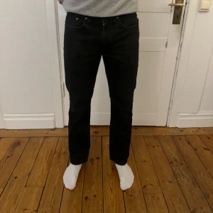 Svarta jeansbyxor Levis 514 - Säljer nu mina Levis 514 då de inte kommer till användning nå mer. Storleken på jeansen är W31 och L30. Modellen på bilden är 180cm och väger 73kg. Om ni har några andra frågor om jeansen så är det bara att fråga på!😍