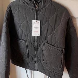 Grå quiltad jacka  - Säljer denna snygga gråa vårjacka med dragkedja och två stora fickor framtill. Säljer den då den inte passade mig, helt oanvänd (som ny) Orgianlpris - 850kr. Skriv om ni har några frågor!!💗