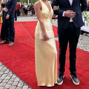 Ljusgul långklänning med v-ringning - Säljer denna balklänning som jag köpte på Plick, endast testad och det är lånade bilder. Säljer då jag hittade en annan 🩷