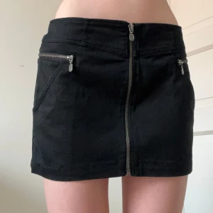 Svart minikjol med dragkedja - Jeanskjol med snygga detaljer!💖🙌🏼 