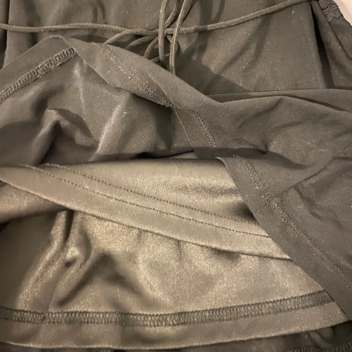 Svart topp med knytband och puffärmar - 2