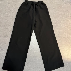 Svarta vida byxor från SHEIN - Svarta byxor från SHEIN med resår i midjan och rak, vid passform. Perfekta för en avslappnad och stilren look. Tillverkade i ett mjukt material som känns bekvämt och passar en varm sommardag! Kan gå ner i pris vid snabb affär!💕