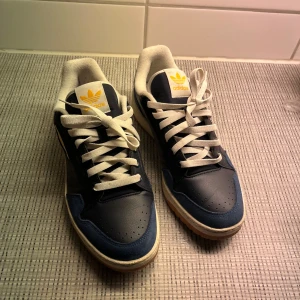 Blå Adidas sneakers  - Fick de som en present men är för små, knappt använda utan de har bara stått, såklart blir det lite billigare vid en effektiv affär