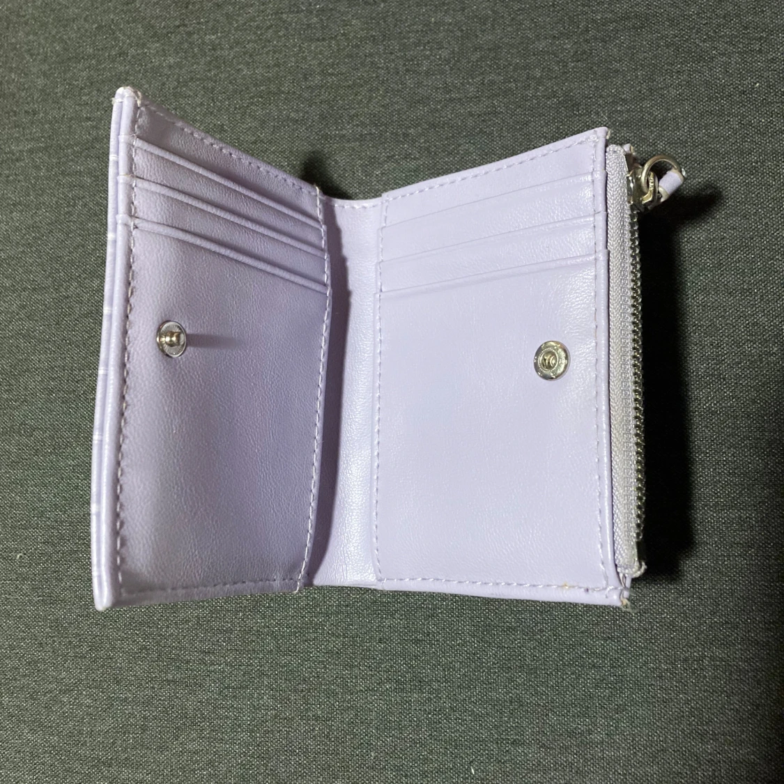 Ljuslila plånbok från Monki med krokodilstruktur - 2