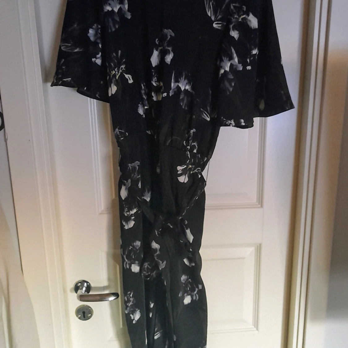 Svart byxdress med blommigt mönster från H&M