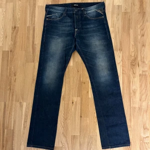 Replay blue jeans 34 - Säljer dessa riktigt snygga jeans ifrån replay i topp skick⭐️ storleken är 34/34 och färgen är mörkblå🙌 bara att höra av sig vid minsta fråga eller fundering😊