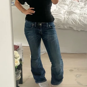 Lågmidjade jeans - Intressekoll på ett par supersnygga lågmidjade jeans, funderar på att sälja då jag har ett par liknande ❤️  