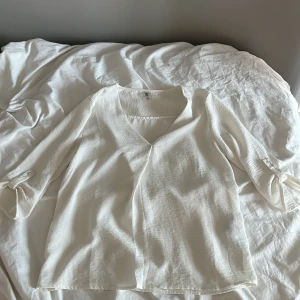 Benvit blus från JDY, Nelly - Använd max två gånger💋