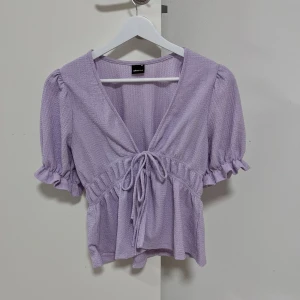 Ljuslila blus med knytning - Supee söt blus från gina med knytning💕