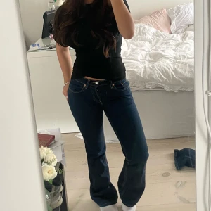 Mörkblåa levis jeans  - Jättefina levis jeans, skulle säga att de är mid waist och mer utsvängda vid benen i modellen❤️ i bra skick. 