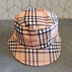 Burberry Hatt - Snygg vändbar burberry bucket hat || helt ny