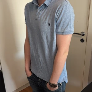 Ljusblå piké från Ralph Lauren - Säljer en ljusblå pikétröja från Ralph Lauren.  S