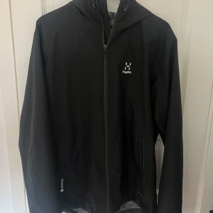 Haglöfs jacka med Gore-tex  - Säljer denna haglöfs windbreaker med gore-tex. Eftersom den är för stor. 9/10 skick nästan nyskick. Köpt nytt från haglöfs i Göteborg. Pris kan diskuteras!
