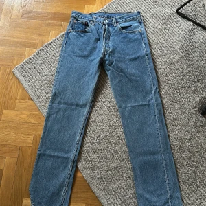 Levi's 501 blå jeans - Klassiska blå Levi's 501 jeans med raka ben.