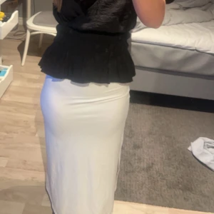 Vit långkjol - Säljer en stilren vit långkjol som passar till allt. Jätteskön o fin!