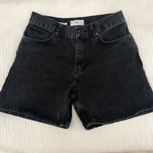 Coola Svarta jorts🫶 - Svarta jorts,jeanstyg bara använda några gånger inga fläckar🫶storlek 40 men passar mig som är 170 och har 24 i jeans ,pris kan diskuteras,inga hål eller så 