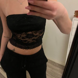 Svart spets tubtopp - Säljer denna tubtopp från Shein som inte kommer till användning. Använd fåtal gånger 💞