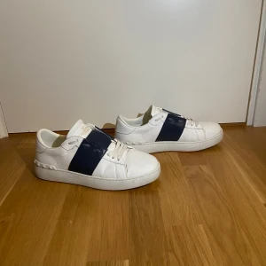 Valentino Open - Tja, säljer nu mina Valentino opens då de inte kommer till användning längre. Skorna är använda runt 5-10 gånger och har även kvitto. Först till kvarn!
