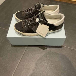 Nya Philippe modell  - Tja säljer nu dessa i princip helt nya skor då jag vann från en givaway men passade inte mig! Hör av er vid minsta lilla🤙🏼 NYA✅box och DUSTBAG. Max använda 2 gånger inte mer(luktar helt nya) (sulan ser helt ny ut)