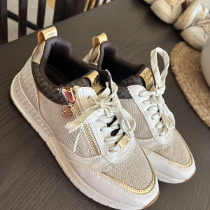 Sneakers - Sneakers från Tamaris, endast använda två gånger då dom är för stora för mig. Storlek 36. Nypris 700:-