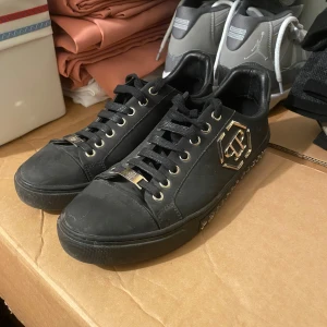 Philipp Plein Skor - Säljer dessa fina Philipp Plein skor i använt skick, inga skador dock, hör av er vid intresse!