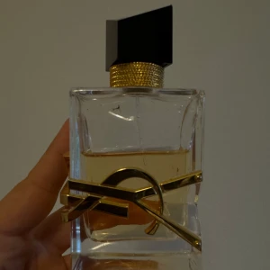 Yves Saint Laurent Libre Eau de Parfum - Den är 50 ml.  Mer än halva kvar. Säljer för att jag har en annan favorit.💕