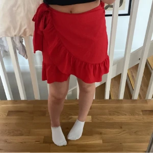 Röd omlott kjol från vero moda - En röd aldrig använd kjol från vero Moda i strl S!
