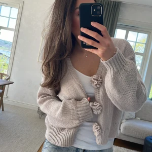 Beige stickad kofta  - Superfin beige stickad kofta från Pieces💗💗