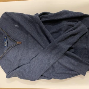 Blå ziptröja från Polo Ralph Lauren - Säljer en blå långärmad ziptröja från Polo Ralph Lauren. Tröjan passar S men mer XS. Annars i bra skick 