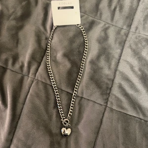 Halsband - Säljer ett snyggt silverfärgat halsband från Edblad.💕💕 Priset går att diskutera vid snabb affär
