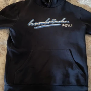 HOODRICH - HOODRICH hoodie som är väll i okej skick lite trasig på nått ställe. Storlek s som passar M också 