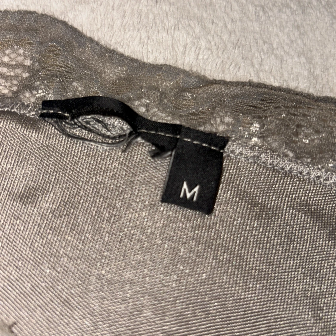 Grå linnetopp med spets och tryck - 4