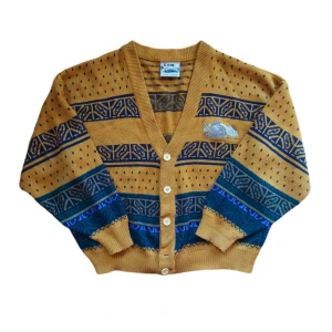 Vintage Knit-tröja Cardigan - Väldigt fin vintage stickad cardigan, passar M! I bra skick, förutom en knapp som saknas (vilket inte märks när man har den på sig). Skicka gärna frågor och offers 📬🤝