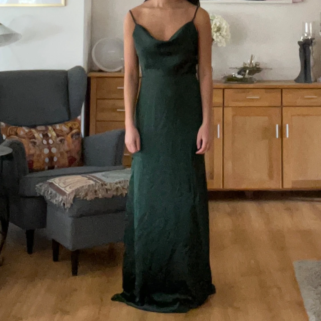 Mörkgrön långklänning med smala axelband - 2