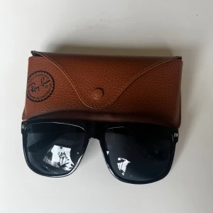 RayBan liknande solglasögon - Säljer ett par rayban liknande solglasögon | skick 10/10 helt nya | färg svart ⬛️ | bara att skriva för eventuella frågor | 😃