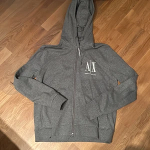 Armani exchange hoodie Grå S - Storlek S, Den är knappt använd och är som i nyskick. Bara att höra av sig vid frågor! ☀️