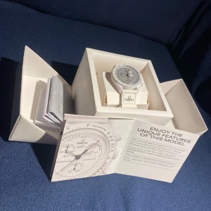 Omega x Swatch Speedmaster MoonSwatch - Säljer en Omega x Swatch Speedmaster MoonSwatch 'Mission to the Moon'                     ✅ batteri fungerar perfect.                                     ✅ klockan är begangnad men ser ut som en ny! den passar alla den är onesize alltså justerbar!