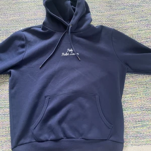 Ralph lauren hoddie - Hej, säljer denna riktigt feta Ralph lauren hoddien i färgen marinblå. Den är i helt nytt skick och i storlek M. Hör av er vid frågor.
