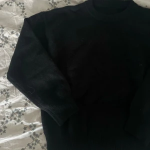 Stickad tröja  - Svart stickad tröja. Nyss fått den och det finns ingen lapp i så vet itne vart den är ifrån. Aldrig använd och i helt nytt skick! Ge gärna prisförslag! Passar XS/S