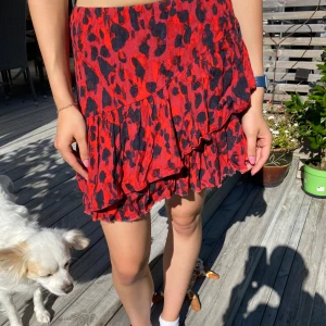 Röd kjol med svart leopardmönster 🍒🤍 - Säljer en röd volangkjol med fint leopardmönster. Mini kjolen kommer från Vero Moda och är i storleken S. Midjemått 63cm, längd 40cm. Passar perfekt under sommaren och hösten🤍🍒🍒