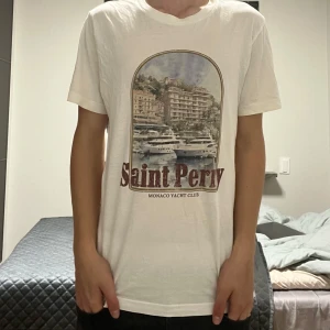  Saint Perry t-shirt  - Jätte najs Saint Perry tröja perfekt för hösten. Går att stylea med mycket och passar nästan alla jeans. Hör av dig om det är nått du undrar.