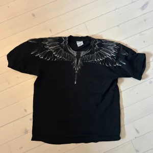 Marcelo burlon tshirt - Tjoo, säljer en fet Marcelo burlon tisha till dunderpris‼️‼️💯 Skick 9/10✅✅ DMa📩 vid minsta fundering eller prisförslag🤗🤗 KOLLA även min profil för mer✌️
