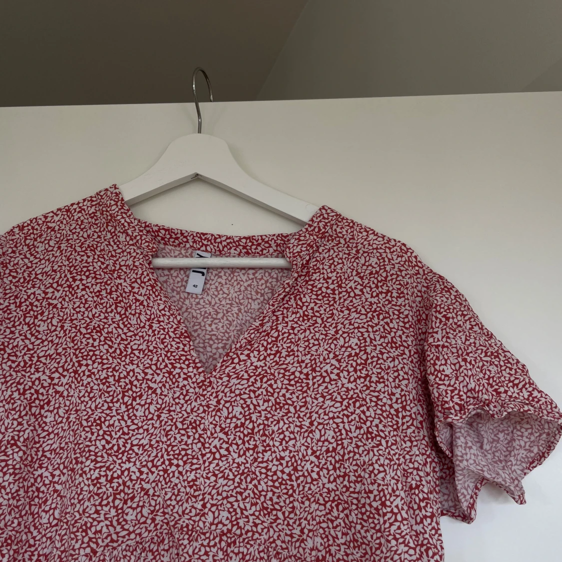 Rödvit blommig kortklänning från JDY - 3