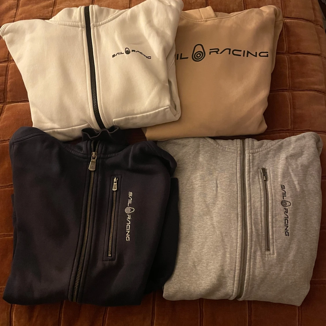 Sail Racing hoodies i olika färger