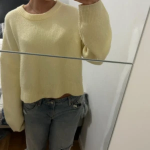 Ljusgul stickad tröja från Primark - Supermysig ljusgul stickad tröja från Primark nyskick!